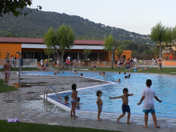 Dansen bij het zwembad op een kindercamping