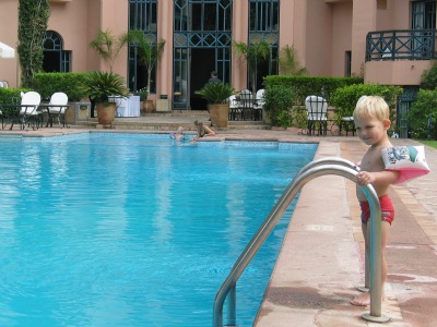 Tycho bij het zwembad van HotelTichka Salam Tycho bij het zwembad van HotelTichka Salam