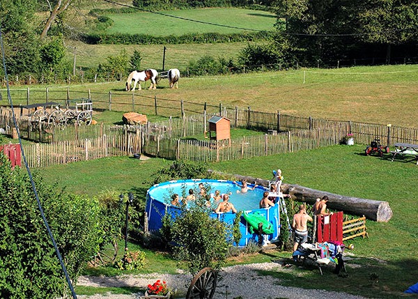 Een opzet-zwembad op het terrein van kleinschalig vakantiepark Morvan Rustique