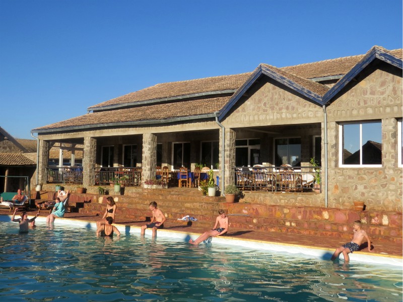 We zwemmen in het het zwembad van motel d'Isalo