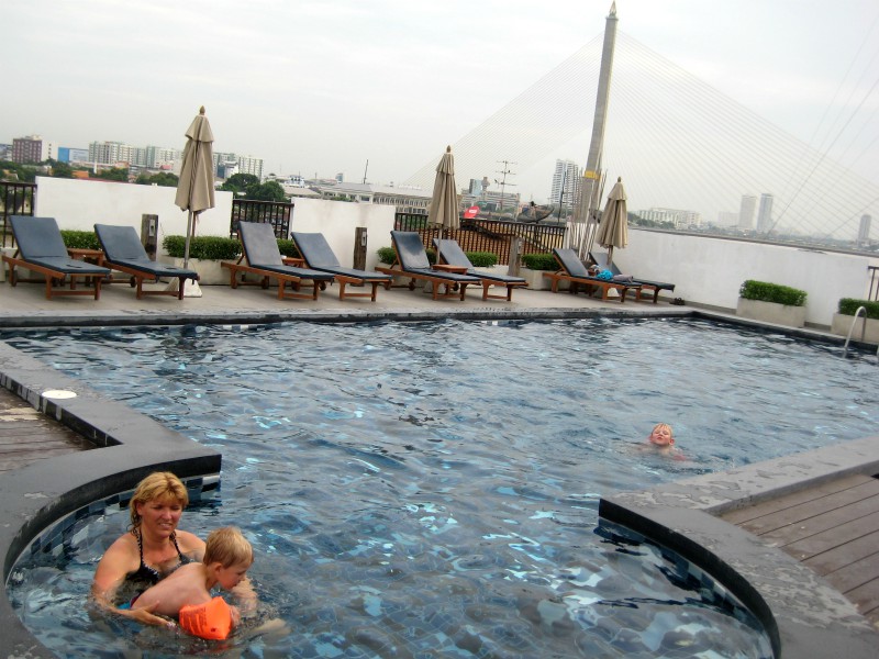 Het zwembad van het Navalai River resort