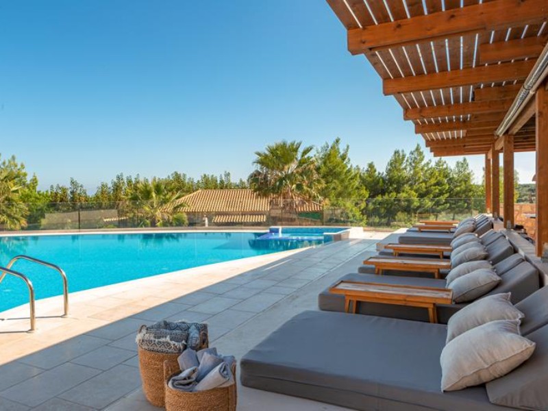 Het zwembad bij Paliokaliva Village