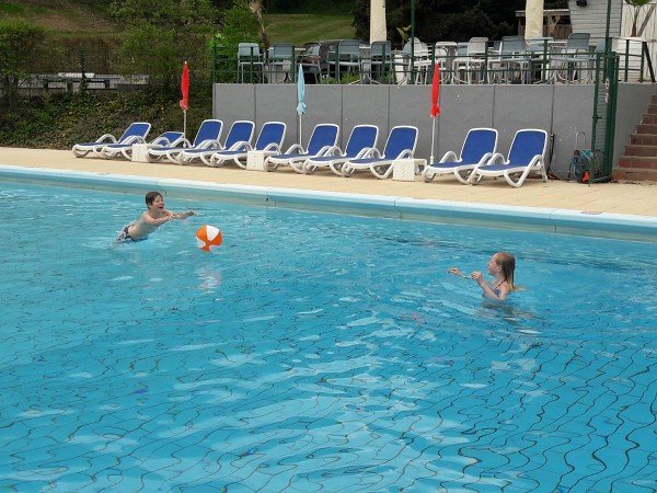 Spelen met de strandbal in het zwembad