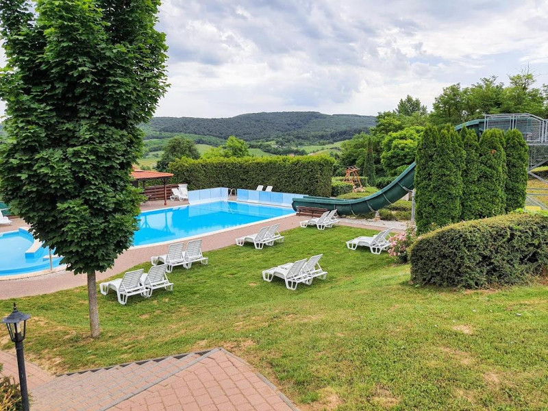 Het buitenbad met glijbaan van Residence Duna