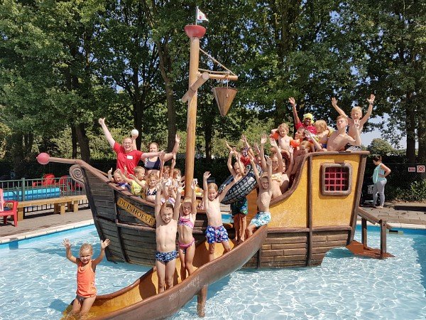 Kids in het speelschip in het zwembad