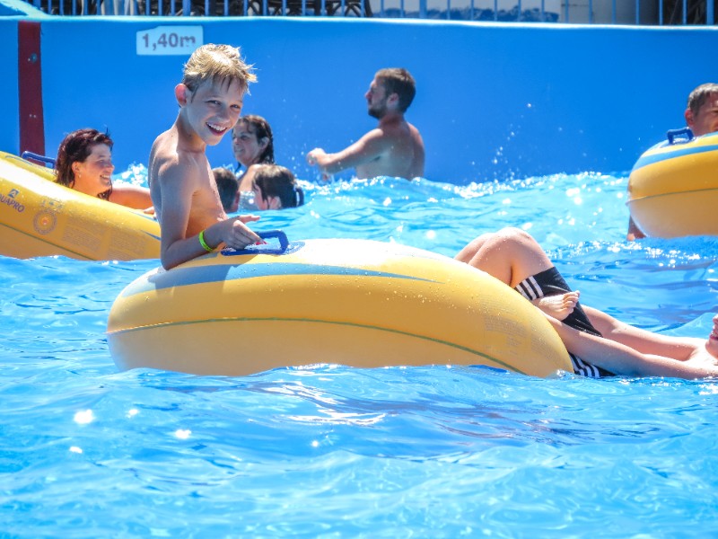 Onze jongste zoon in een zwembad tijdens een vakantie in Griekenland