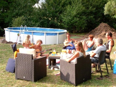 Het zwembadterras in de natuur bij le Coeur du Moulin