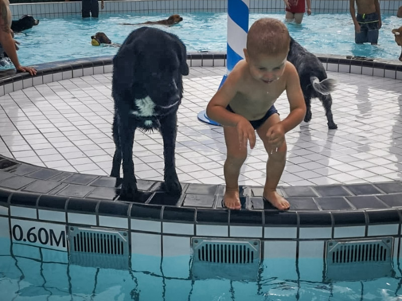 Lekker zwemmen met je beste maatje, wat wil je nog meer?