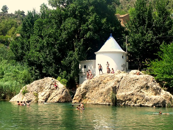 Zwemmen in de Turia rivier in de regio Valencia