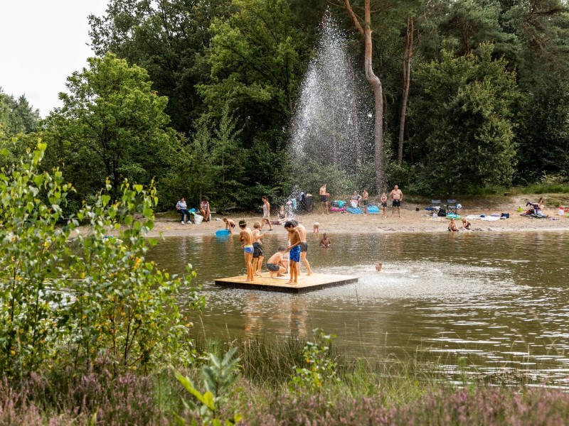 zwemvijver met zwemvlot