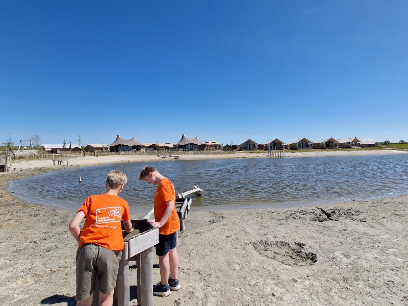 Heerlijk spelen bij de zwemvijver