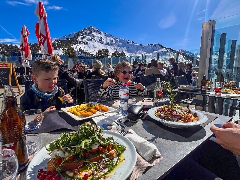 Lekker eten op het terras aan de piste in Zwitserland