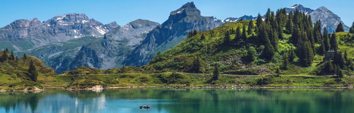 Uitzicht over de Truebsee en de alpen in Zwitserland