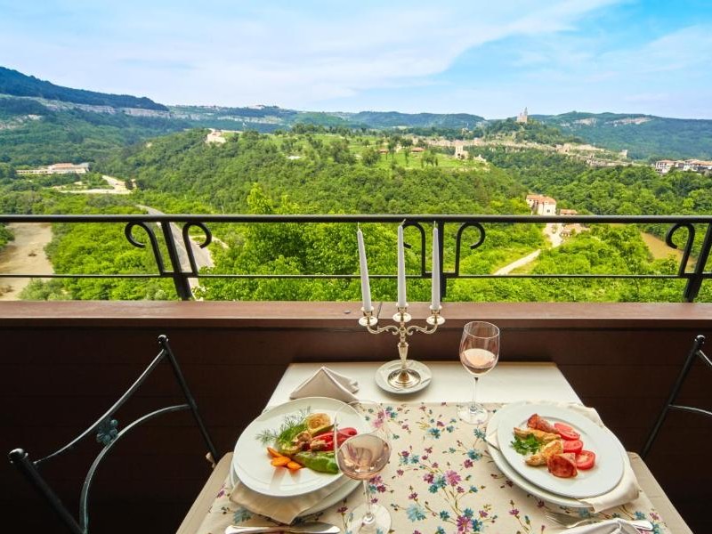 Het panorama terras van het restaurant heeft geweldig uitzicht op het fort