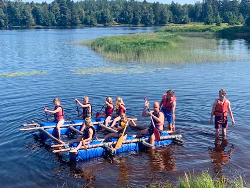 Het water op met het zelf gemaakte vlot bij Camping Yttermalungs