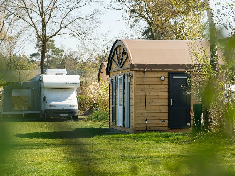 Een kampeerplaats met prive-sanitair bij kindercamping de Zandstuve in Overijssel