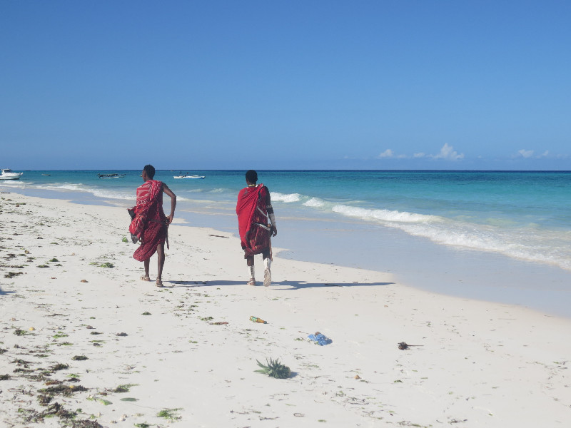 Masai op het strand op Zanzibar