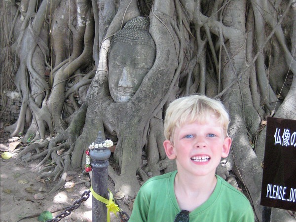 Zeb bij de beroemde boom met boedha in Ayutthaya
