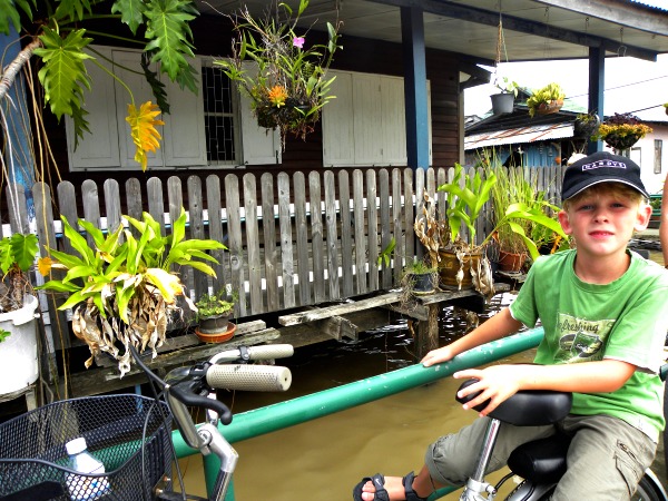 Zeb achterop de fiets in Bangkok