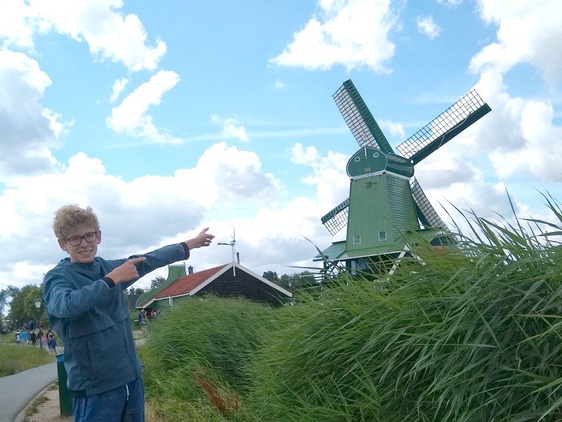 Zeb toont de bijzondere Paltrok molen op de Zaanse Schans