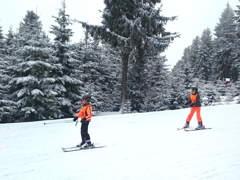 Zeb en Tycho skiën op de pistes van Klinovec