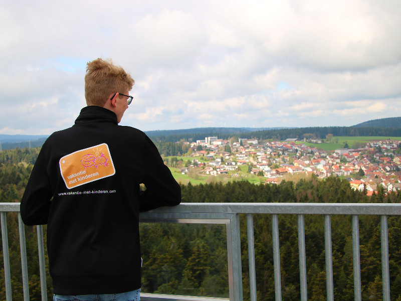 Zeb bekijkt het uitzicht vanaf de Himmelsglück uitkijktoren