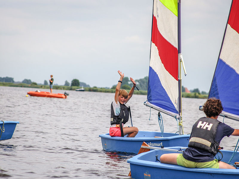 Zeilschool Pean - blij jongetje aan het zeilen