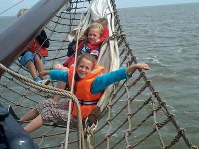 Geertje en Idske hoog boven het water.....