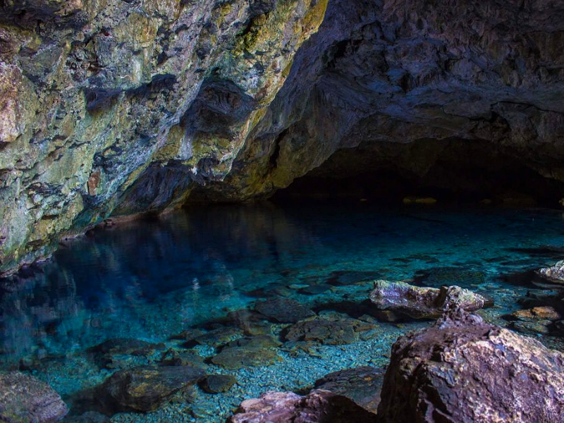 De grot waarin, volgens de legendes, Zeus een bad zou hebben genomen in het verfrissende blauwe water
