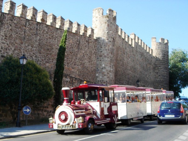 Toeristentreintje langs de Middeleeuwse muur van Toledo