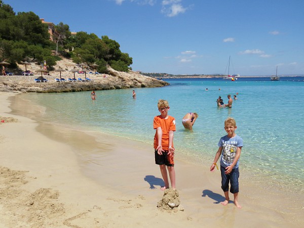 Zeb en Tycho op een strandje op Mallorca