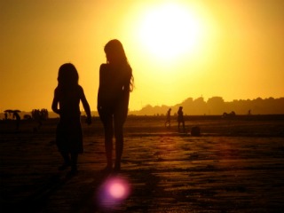 Prachtige zonsondergang op een verre reis met de kids