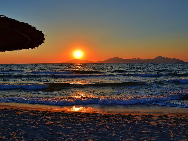 Prachtige zonsondergang op het strand van Kos