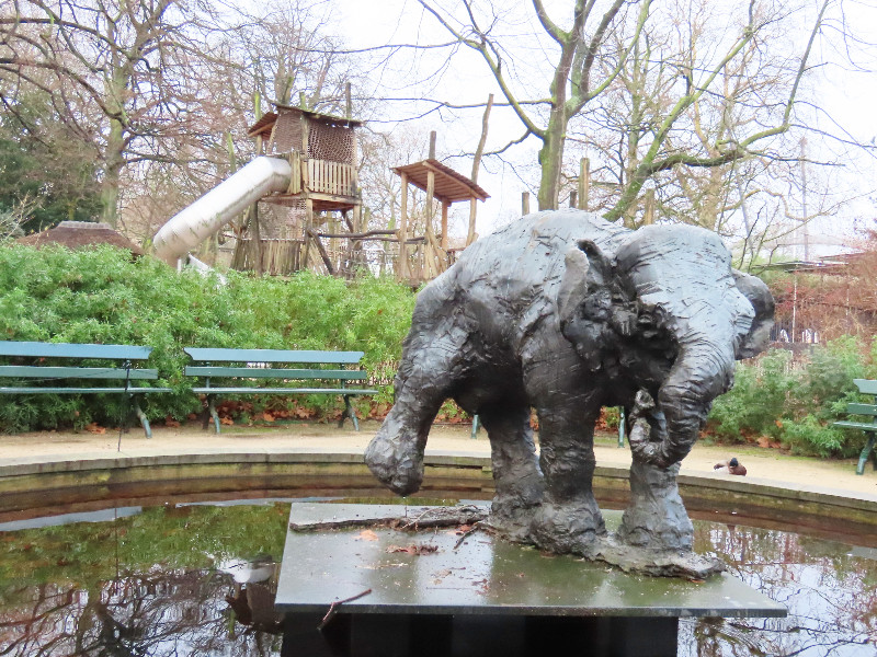 De speeltuin bij het olifanten beeld ZOO Antwerpen