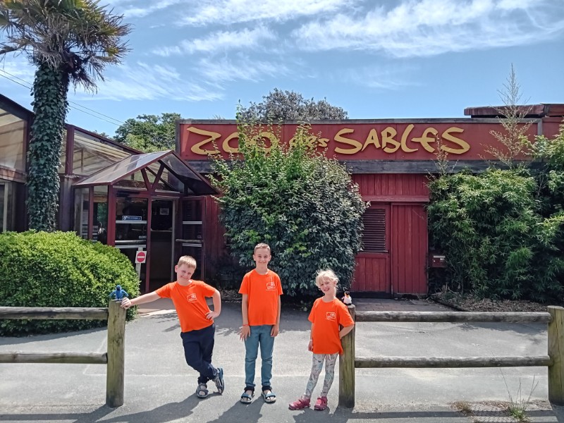 Bezoek met de kinderen Zoo des Sables d`Olonne in de Franse Vendée. Hoogtepunt: een nectarine uit je hand aan exotische vogels voeren! Lees hier meer.