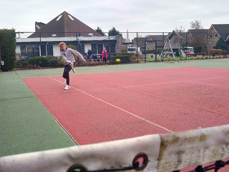 Zeb in actie op de tennisbaan
