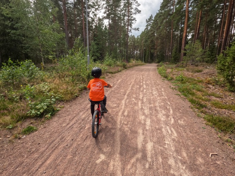 kind fietst in het bos