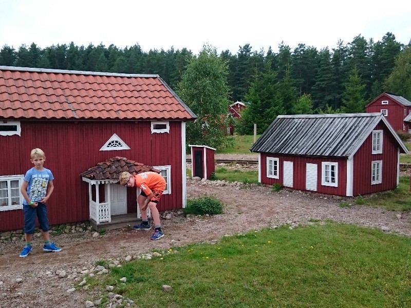 Zeb en Tycho inspecteren de Zweedse huisjes in Nils Holgerssons Wereld