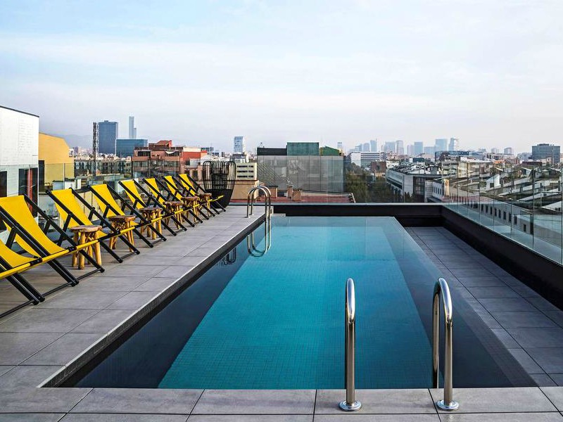 Het zwembad op het dak van Ibis Styles Barcelona City Bogatell