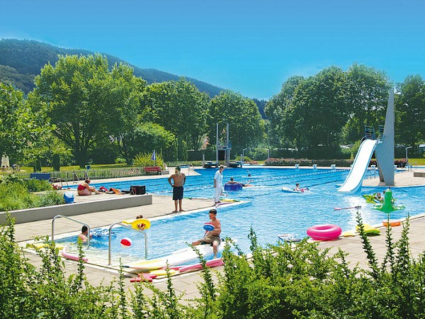 Het nabijgelegen zwembad war bezoekers van camping Kinzigtal gebruik van kunnen maken.