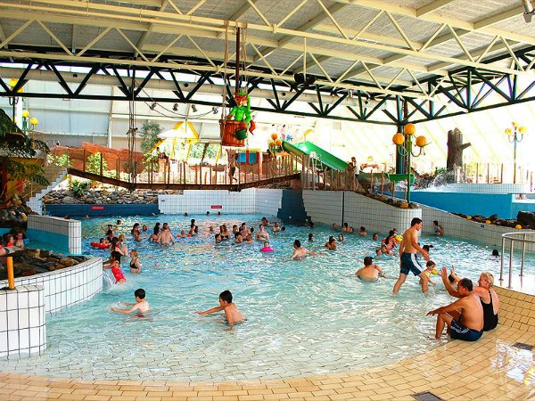 Het subtropische zwembad bij vakantiepark Hengelhoef