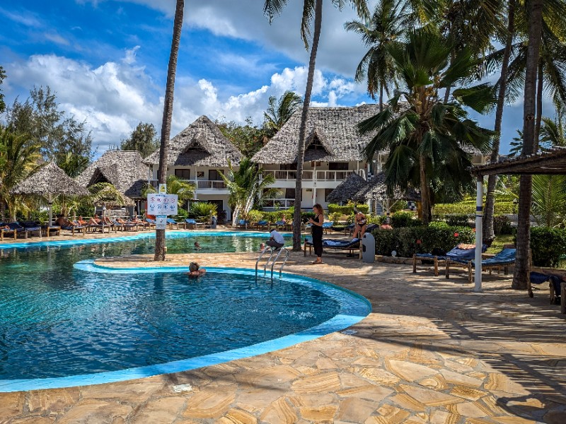 Het zwembad bij Paradise Beach Resort op Zanzibar
