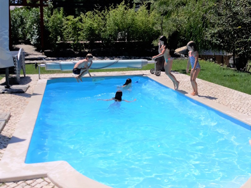 jump in het zwembad quinta japonesa