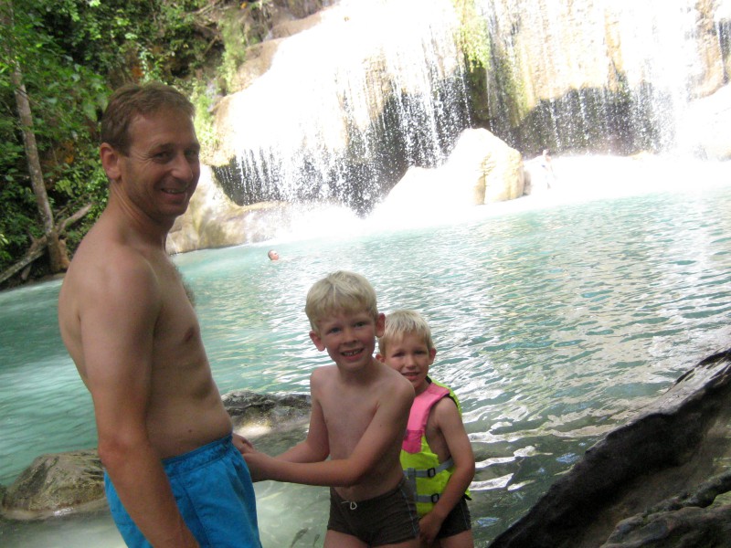 Zwemmen bij de Erawan watervallen