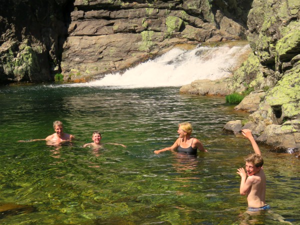 Zwemmen bij een waterval in de bergen van Noord-Portugal