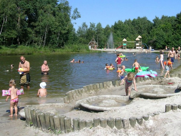 De zwemvijver in het groen bij camping Baalse Hei