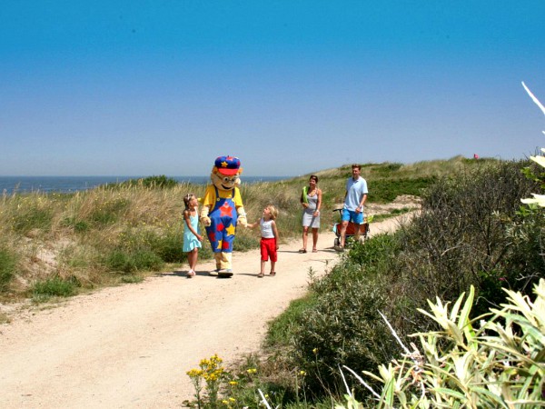 Kids in de duinen bij de mascotte