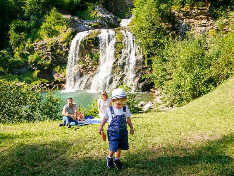 Picknick bij de waterval Piumogna in de regio Ticino in Zwitserland